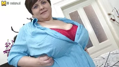 Ung flicka gjorde en kille trevlig på jobbet mogna indiska kvinnor