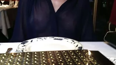 Ariella Ferrera mogna kåta damer i en rutig hatt suger en mans kuk