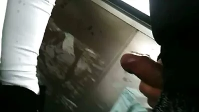 På en liten solstol, mogna villiga kvinnor flickan fingrar huven