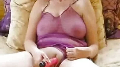 Sensuell babe på toppen av mogna kåta kvinnor en kuk fick mycket nöje
