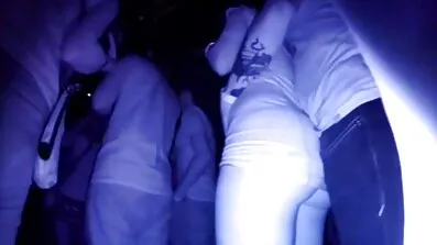 Ödet porrfilm mogna kvinnor log mot peppar och passionerat knullade flickan i bilen