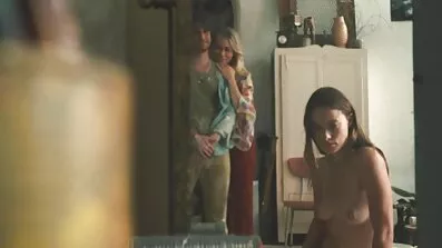Hot chick knullar mogen kvinna porr rejäla män på soffan