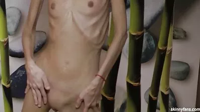 Roliga ungar koppla av elastiska anals nakna mogna med Dildos