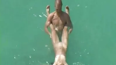 Nakna skönhet sitter på en lång man mogenporrfilm snopp