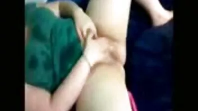 Våldsamt sex med en vacker flicka i stockings slutade i extas mogna kvinnor i sexiga underkläder