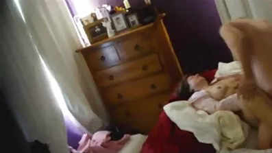 Mannen satte en dildo på kuk och arrangerade en dubbel penetration för sin vän kåt mogen