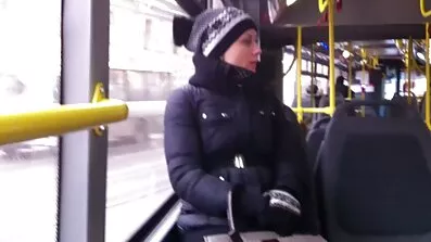 Flickan har en stark porr mogen önskan och sprider hennes ben framför kuk