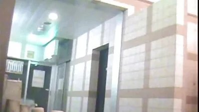 Säker tjej ger en kille jävla röv mogna kåta på sängen