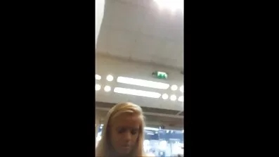 Frun med kuk i munnen engagerade i att suga mogna damer porr penis