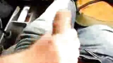 Kvav mulatt tillfredsställa sig själv med en dildo på en kåta mogna damer stol