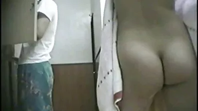 TinkInk fingrar bakifrån en vacker brunett med ett mogen amatörporr vackert ansikte