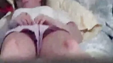 Mannen filmade en het brunett för en mogen porrfilm djup knulla på soffan