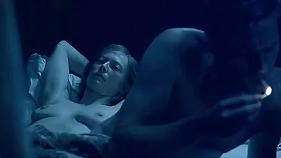 För att få ett jobb flicka porrfilm med mogna kvinnor leker med en dildo på jobbintervju