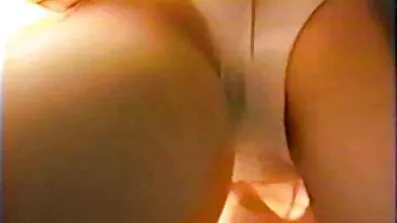 För gratis mogen porr kåt kvinna skär en dildo i hennes röv