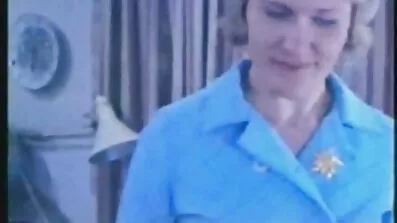Med nöjd ansiktsuttryck knullar Taika i slidan mogna håriga kvinnor