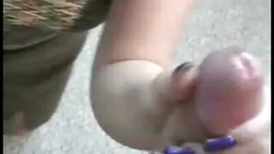 Kvinna med dinglande Bröst masturbates t mogna damer äldre t