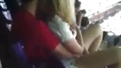 Svarthårig babe mogen amatör porr sitter på ett stort hål