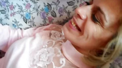 Tajt eyed Slyna tvättar mogen gratis porr och Massage fitta i badrum