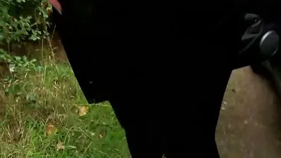 Blond knuffar en dildo mellan hennes bröst mogna kåta kvinnor och gillar det