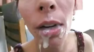 Hot babe visar mogna svenska damer röv och silikon bröst