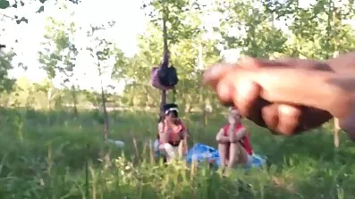 En vacker ung kvinna bosatte sig under en hård porrfilmer mogna damer hahal