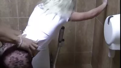 Inte undra på att det är en brun dildo i flickan i porr med mogna kvinnor röven