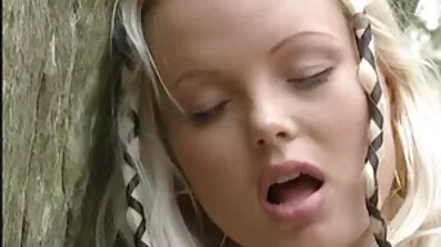 Sensuell brunett stimulerar aktivt porrfilmer mogna damer fitta med en leksak