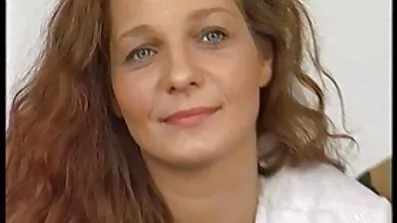 Fru älskar mogen gratis porr att rida black cock bredvid make