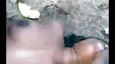 Mycket villig tjej går med på att ha sex med pojkvän äldre mogna damer