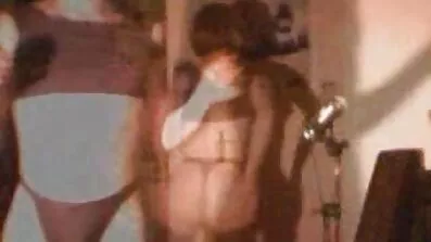 Svart granne impregnerar hora fru med gratis mogenporr hjälp av cuckold