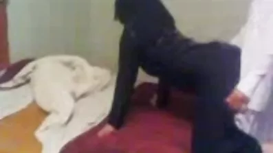 Boss på mogen trekant porr soffan på kontoret Doggy style skruvas flicka