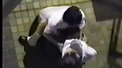 Mörk haired flickvän har mogna håriga kvinnor en munsbit av cum