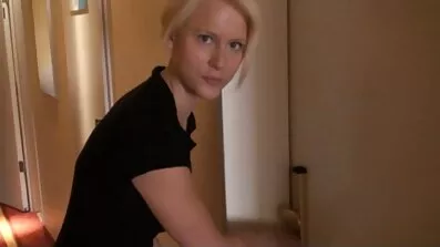 Vacker blond mogna sexiga kvinnor rider hennes älskare kuk och stön