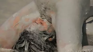 Vit Haired Jungfrun män knullade i kåta mogna damer två hål
