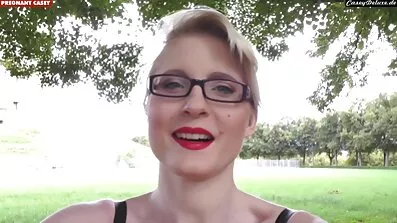 Busty lady arbetat på två mogna kåta kvinnor penisar