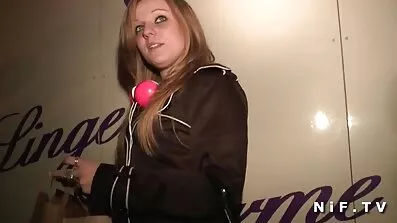 Skinn dolce Söt blond skickligt tar mogna kåta kvinnor en svart kuk i hennes mun