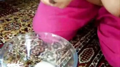 Busty babe ryckte av mogna damer äldre en mans kuk på hennes begäran