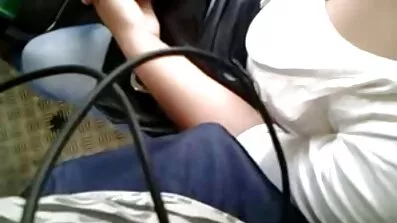 Skinn Ragazza flicka med silikon bröst tar kåt mogen kvinna den i munnen